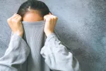 Desarrollan una terapia hormonal para tratar la ansiedad o la introversión Mujer con síntomas de ansiedad tapándose el rostro