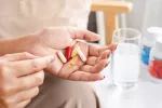 Tomar suplementos de multivitaminas a diario no ayuda a vivir más tiempo Mujer tomando suplementos vitamínicos