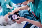 Un algoritmo ayuda a identificar un agresivo cáncer de piel de la cara Cirujanos usando el algoritmo en un paciente