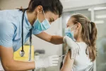 La vacunación contra el COVID puede reducir los síntomas de asma en niños Niña vacunándose contra el COVID-19