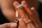 Fumar es un factor de riesgo clave para acelerar el deterioro cognitivo Persona encendiéndose un cigarrillo
