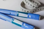 Fármacos para perder peso como Ozempic pueden reducir el riesgo de cáncer Aplicadores de Ozempic junto a una cinta métrica