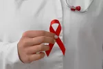 Lenacapavir, primer fármaco contra VIH multirresistente financiado en España Doctora con cinta roja