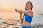 Sensores de glucosa, ¿son útiles en personas sin diabetes? Mujer saludable usando un sensor de diabetes
