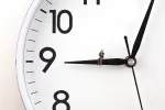 Contrarrestar el envejecimiento y aumentar la esperanza de vida Concepto envejecimiento detenido, muñeco de anciano en las manecillas de un reloj