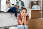 Mudarse de casa en la infancia vinculado a más riesgo de depresión Chica menor de edad triste durante la mudanza de su casa