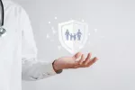 Doctor mostrando un icono de una familia protegida por seguro médico