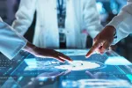 Europa no autoriza el esperado fármaco contra el alzhéimer lecanemab Médicos analizan el cerebro en una pantalla táctil