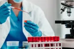 Un test de sangre predice el alzhéimer temprano con un 91% de precisión Doctora analizando sangre
