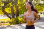 Por qué el ejercicio reduce los síntomas de la depresión Mujer sonríe mientras corre al aire libre