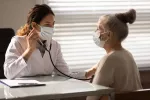 Fármacos para la artritis alivian ciertos síntomas del COVID persistente Doctora ausculta a una mujer con COVID persistente