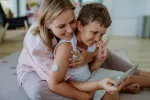 La diabetes infantil se podría tratar con un fármaco para la psoriasis Madre e hijo comprueban que la diabetes está controlada
