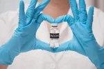 Asocian la vacuna del COVID con menos infartos e ictus Sanitario sostiene una vacuna contra el COVID