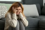 Trastornos de ansiedad, sueño y depresivos en los españoles Mujer con ataque de pánico se sujeta la cabeza