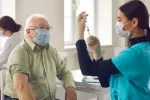 OMS alerta sobre el aumento de casos de COVID y el riesgo de nuevas variantes Sanitaria se dispone a vacunar a anciano contra el COVID