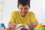 Niños con TEA de vecindarios pobres tienen más riesgo de TDAH Niño con TEA enfadado mientras hace actividades