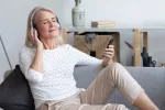 Escuchar música clásica puede aliviar síntomas depresivos Mujer madura se relaja escuchando música clásica