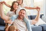 El uso del humor por parte de los padres favorece la crianza de los niños Padre, madre e hija ríen divertidos