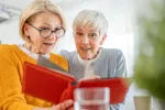Almacenamos varias copias del mismo recuerdo en el cerebro Dos mujeres mayores muestran asombro al ver fotografías