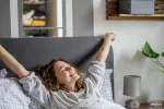 Los recuerdos se consolidan durante el sueño Mujer joven se estira en su cama tras un sueño reconfortante