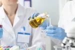 Un compuesto del olivo ayuda a la recuperación de pacientes tras un ictus Dos investigadoras analizan un líquido en el laboratorio