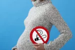 Los bebés cuyas madres fumaron antes o en el embarazo pueden tener mala salud Perfil de mujer embarazada que sujeta un cartel de prohibido fumar