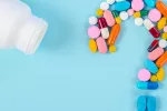 Un algoritmo identifica los fármacos más adecuados para trastornos genéticos y cáncer Pastillas forman un signo de interrogación