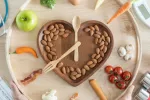 Beneficios y riesgos para la salud del ayuno intermitente Plato y cubiertos simulando reloj con alimentos alrededor