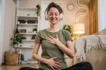 Destinar 10 minutos diarios a la atención plena mejora el bienestar emocional Mujer practica meditación guiada con expresión de alivio