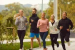 Hacer ejercicio intenso solo el fin de semana beneficia la salud del cerebro Grupo de personas practica corre al aire libre