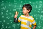 Revelan la clave para que los niños tengan éxito en los estudios Niño mostrando un trofeo conseguido en la escuela