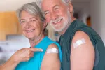 Europa aprueba la vacuna ARNm de Moderna contra el VRS en mayores de 60 Pareja mayor con una tirita en el hombro por la vacuna ARNm