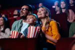 Cómo afectan a tu cerebro tus géneros cinematográficos preferidos Familia viendo una película en el cine