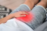 Dolor testicular: causas síntomas y tratamientos Un varón con dolor testicular