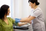Un análisis de sangre predice décadas antes el riesgo cardiovascular Mujer se somete a un análisis de sangre