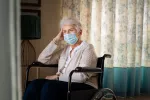 Pacientes con COVID prolongado presentan deterioro cognitivo similar al alzhéimer Mujer mayor con mascarilla afectada por niebla cerebral
