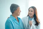 Nuevo fármaco oral para el tratamiento de la leucemia mieloide aguda Paciente de leucemia recibe el apoyo de su oncóloga