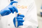 Nuevo fármaco efectivo para tratar el asma grave Un científico de GSK sostiene una pipeta en el laboratorio