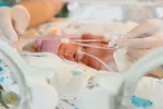Los probióticos pueden beneficiar el desarrollo neuronal de neonatos prematuros Neonato prematuro es tratado en el hospital