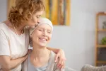 La inmunoterapia mejora la supervivencia en melanoma y cáncer de mama Una mujer abrazando a otra mujer enferma de cáncer de mama