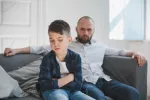 Prohibir a los hijos que tengan ciertas amistades empeora su conducta Padre advirtiendo a su hijo sobre las 'malas compañías'