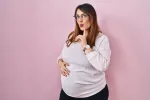 El cerebro de la mujer experimenta una metamorfosis durante el embarazo Una mujer embarazaza con gesto sonriente