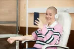 Escuchar música beneficia a los pacientes con leucemia mieloide aguda Paciente con leucemia escuchando música durante la quimioterapia