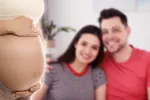 La gestación subrogada conlleva mayor riesgo de complicaciones graves Pareja feliz observando el vientre de la mujer embarazada de su hijo