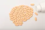 Aprobado el primer antipsicótico novedoso para la esquizofrenia en décadas Grupo de pastillas formando la silueta de un cerebro