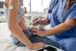 Hito médico: curan la diabetes tipo I con un trasplante de células madre Enfermera inyecta insulina a una mujer joven