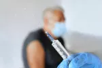 La protección de la vacuna contra el virus Mpox disminuye en un año Un anciano recibiendo una vacuna contra el virus Mpox