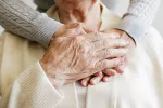 El ser humano podría haber alcanzado el techo de su esperanza de vida Primer plano de las manos de una mujer anciana