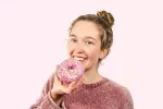 ¿Eres muy goloso? Podrías tener más riesgo de depresión, diabetes o ictus Mujer comiendo dulces