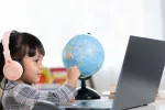 Ser bilingüe desde pequeño favorece la función cognitiva Niña pequeña estudia idiomas online